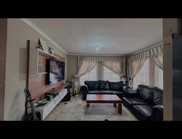 3 BEDROOM HOUSE FOR SALE IN THE ORCHARDS